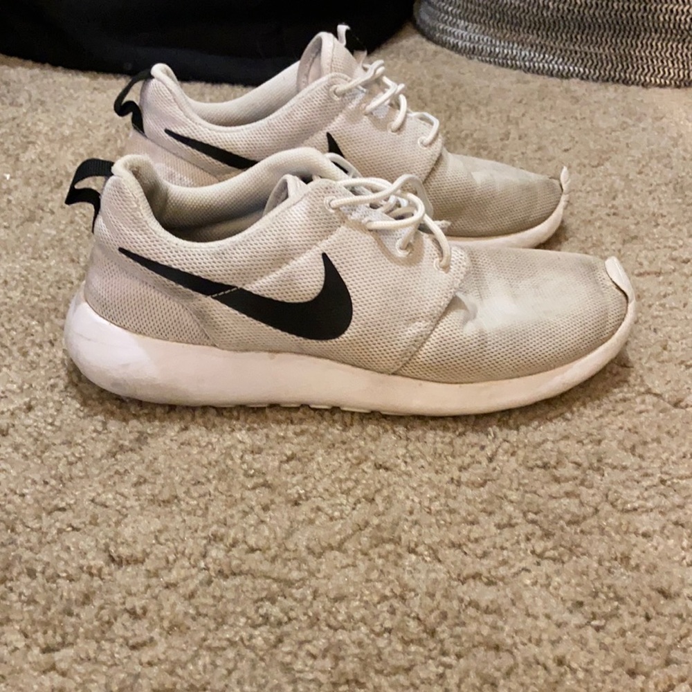 Women’s white Nike Roshe run